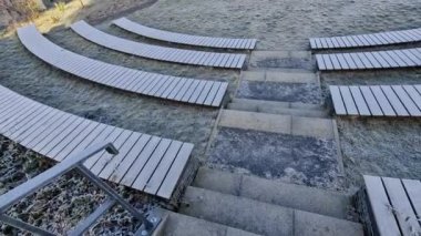 Kemerdeki taş tezgah ahşap tahtalarla kaplı. Açık hava tiyatro amfi tiyatrosu. Yaz sinema salonu. Tiyatro ve piknik için parkın kamusal alanının en üst görüntüsü