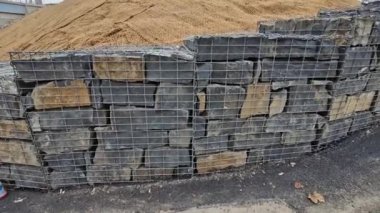 İnşaat atıklarının sıralanması ve daha sonraki kalıntıların kullanımı. Yüksek setlerdeki çakıllar için beton öğütücü. Ayırıcı hidrolik makasla kablo ve kirişleri kesmeye bağımlıdır.