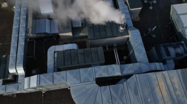 Soğutma üniteleri, soğutma tesislerinde kullanılan endüstriyel ya da klima, deponun çatısındaki vantilatörler, çoğunlukla endüstriyel işlemler, yüksek açı, çimenlik manzarası için kullanılır.