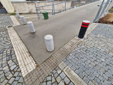 Geri çekilebilir otomatik kalınlıklar ve diğer park yerleri kamu alanlarını güvenli bir şekilde güvence altına almakta ve yaya bölgelerine veya sınırlı motorlu taşıt erişimi olan diğer alanlara girişleri etkili bir şekilde önlemektedir.