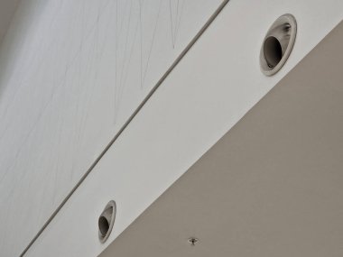 Koridorun tavanında alçıdan bir çorap var ve bir ışık çemberi ile donatılmış. Buhar ve koku pervanesi ızgarası. Düzenli temizlik ozonlu küf sporlarının tasfiye edilmesini sağlar