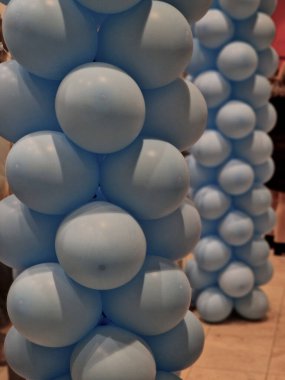 Bevo ailesinin doğum günü kutlaması havayla şişirilmiş bir sürü balon olmadan tamamlanmaz. Çocuklar patlamaya bayılır. Hava efektli koridor penceresi