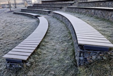 Kemerdeki taş tezgah ahşap tahtalarla kaplı. Açık hava tiyatro amfi tiyatrosu. Yaz sinema salonu. Tiyatro ve piknik için parkın kamusal alanının en üst görüntüsü