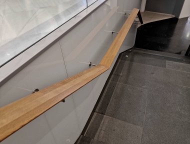 Parlak duvar panelleri ve meşe ağacından yapılmış metal parmaklıklar. Dalgalı sıva ve lüks bir görünüşü var. mermer taş koyu