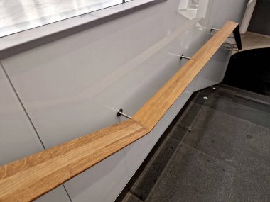 Parlak duvar panelleri ve meşe ağacından yapılmış metal parmaklıklar. Dalgalı sıva ve lüks bir görünüşü var. mermer taş koyu