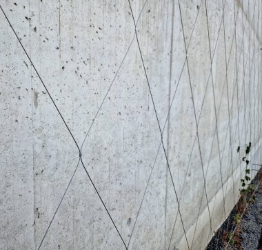 Balkonlu ön cephede tüm binayı kaplayan gergin bir kablo ağı var. Elektrik gerilim yalıtıcıları. Binanın köşeleri kemer şeklinde, yuvarlak. Örgülü ağ. Çakıl, saman, ağaç kabuğu.