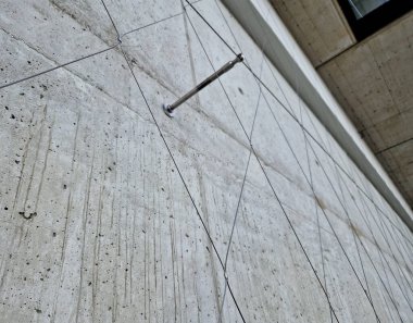 Balkonlu ön cephede tüm binayı kaplayan gergin bir kablo ağı var. Elektrik gerilim yalıtıcıları. Binanın köşeleri kemer şeklinde, yuvarlak. Örgülü ağ. Çakıl, saman, ağaç kabuğu.