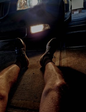 Bir arabanın önünde yerde yatan bir adam. Aracın ışıkları kaputa düşen koşucuyu kör etmiş. Yoldaki sürücülerin saldırganlığı. Sporcu şortla yerde yatıyordu.