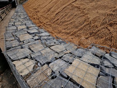Coir minderi toprak erozyonuna karşı acil koruma sağlar, tohumu korur ve yeniden bitkisel hayata geçmesine yardımcı olur. Hindistan cevizi de dekorasyon olarak kullanılabilir..