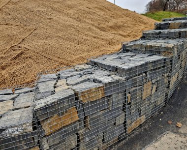 Coir minderi toprak erozyonuna karşı acil koruma sağlar, tohumu korur ve yeniden bitkisel hayata geçmesine yardımcı olur. Hindistan cevizi de dekorasyon olarak kullanılabilir..