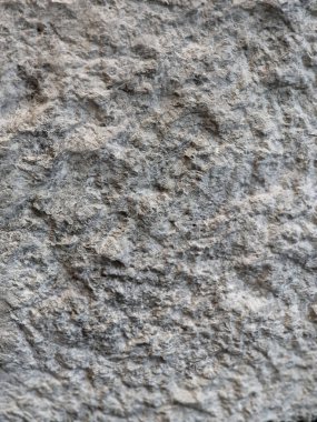 Kabaca yontulmuş taş bir blok pürüzsüz bir gabbro taşı kaldırım üzerinde duruyor, bir ofiste ya da otelde tezgah olabilir.