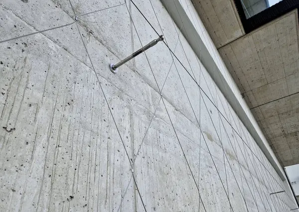 Balkonlu ön cephede tüm binayı kaplayan gergin bir kablo ağı var. Elektrik gerilim yalıtıcıları. Binanın köşeleri kemer şeklinde, yuvarlak. Örgülü ağ. Çakıl, saman, ağaç kabuğu.