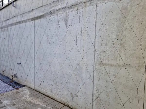 Balkonlu ön cephede tüm binayı kaplayan gergin bir kablo ağı var. Elektrik gerilim yalıtıcıları. Binanın köşeleri kemer şeklinde, yuvarlak. Örgülü ağ. Çakıl, saman, ağaç kabuğu.