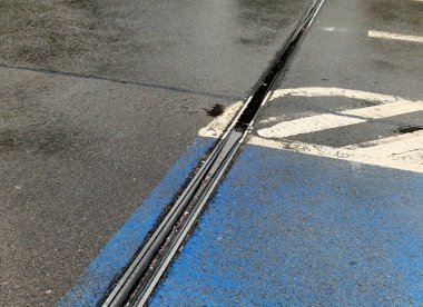 İki genişletilebilir beton gövdenin güvenli bağlantısı için çatı yapısı veya köprü genişlemesi. Metal bir barda lastik eklem