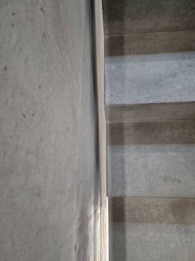 Monoblock destekli betondan yapılmış merdivenler. Merdivenler ve duvar arasında önemli bir boşluk var. Eklem ya da genişlemenin bu ayrıntısı görsel kütleyi hafifletir 