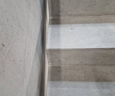 Monoblock destekli betondan yapılmış merdivenler. Merdivenler ve duvar arasında önemli bir boşluk var. Eklem ya da genişlemenin bu ayrıntısı görsel kütleyi hafifletir 