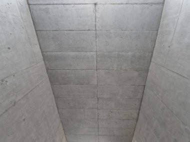 Kaba döküm ve beton karışımı formasyon kalıntıları. Görsel olarak tanımlanmış tavan izleri, bir köprü altında, doku, arkaplan altında, sivil örtülü çatı için dayanıklı bir çözüm 