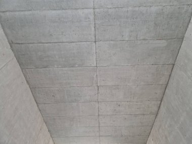 Kaba döküm ve beton karışımı formasyon kalıntıları. Görsel olarak tanımlanmış tavan izleri, bir köprü altında, doku, arkaplan altında, sivil örtülü çatı için dayanıklı bir çözüm 