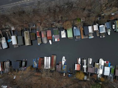 Nehrin körfezindeki yüzen ev otoparkında kışın döne döne kıyıların her iki tarafında da kulübe olarak kullanılan tekne ve döküntüler var.