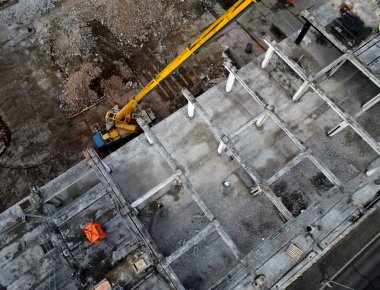 Binanın lintel ya da beton kolonu, sürüngen kazıcısındaki hidrolik makasın vincidir. Kablolarla bile betonu keser. İşçiler vinçle üst kata çıkarlar, felaket olur.