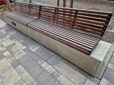 Eski kulübedeki tuğla teras yeşil çimenlik ve doğal alçı duvarla devam ediyor. Tuğlalar çimento kullanılmadan döşenmiş. Meşe kirişlerinden yapılmış bank kafede bir kanepe görevi görüyor..