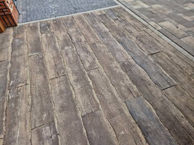 Soluk bir renk şemasında beton ve çimentodan yapılmış taşralı kaldırım levhaları.