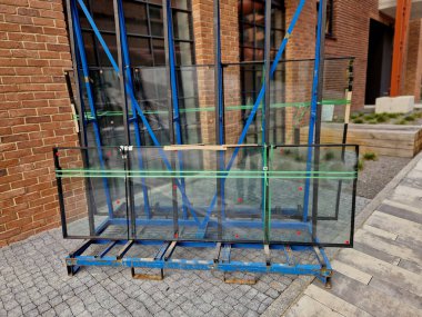 Jöleler dolguyu değiştirmek için bir tramvaya cam camlar koymuşlar. Süpürgeyle izole edilmiş, iki ya da üç cam içeriyor.