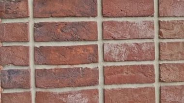 Evi ve sütunları birbiri ardına desenli tuğlalarla kaplamak. Duvar dekorasyonu 19. yüzyıl fabrikası tarzında.