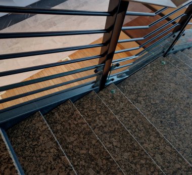 Cam, camı delmek için tasarlanmış vida ve çamaşır makineleriyle duvara tutturulmuş. Kaplama, istasyon, kule bloğu ve kombinasyonda bir korkuluk ve hava bölümüdür.