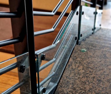 Cam, camı delmek için tasarlanmış vida ve çamaşır makineleriyle duvara tutturulmuş. Kaplama, istasyon, kule bloğu ve kombinasyonda bir korkuluk ve hava bölümüdür.