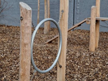 Köpekler için park yeri. Köpekler için eğitim alanı. Tüneller ve kirişler, metal ve plastik engeller. Köpek sahipleri için yeni oyun alanı tasarlamak, uçmak