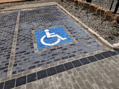 kaldırım blokları kaldırım taşları ve kaldırım araçları için tasarlanan kaldırımlar için kullanılır. Ayrıca arabalara, alçılara, duvarlara, otoparklara asfalt döşemek için de kullanabilirsiniz.