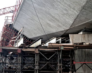 İnşaat alanındaki iskeleler ve destekler köprü kemerlerini tutuyor. Temellerdeki metal sütunları vidalayın. Profesyonel şirketler yıllarca garanti veriyor.