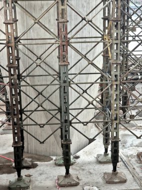 Galvanize çelik toplantısından yapılmış ayarlanabilir bir bina. Yük kapasitesi ve ağırlığı, kötü teknik koşullarda karakol inşaatını destekliyor. Köprü hasar görme riski var. Beton yataklarda rampa döşeme