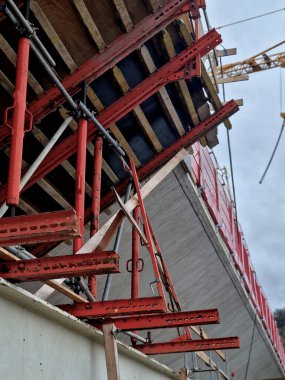 Galvanize çelik toplantısından yapılmış ayarlanabilir bir bina. Yük kapasitesi ve ağırlığı, kötü teknik koşullarda karakol inşaatını destekliyor. Köprü hasar görme riski var. Beton yataklarda rampa döşeme