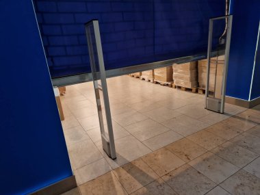 Camcı dükkanının arka ışıklandırması. Depo yenilenirken tozdan korunmak için şeffaf plastik folyoyla kaplanmış. Alçıpan ve boyama, alışveriş merkezindeki artalarda gece vardiyalarında çalışıyor.