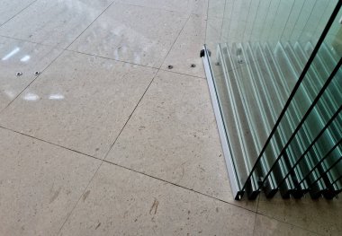 Sürgülü cam kapılar kullanışlı bir aksesuardır. Bu da sizi yaşam alanınızın önemli bir kısmını kurtarır. Cam ayrıca ilginç ve tasarım açısından mükemmel bir iç metal krom, paslanmaz çelik üretebilir.