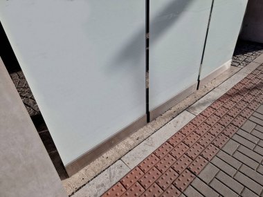 pleksiglas paslanmaz çelik çubuğa yerleştirilmiş. stand glass tabelası, şirketlerin isimlerinin olduğu bir endüstri binasının bilgi panosu girişi. Çadırlı ofis parkı ya da hastane binası