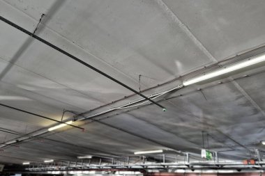 Havaalanının otoparkında ya da iş yerindeki alışveriş merkezindeki park yerlerinin doldurulması için sinyal cihazı. İşgal sensörü tavanda kırmızı bir ışık yakıyor.