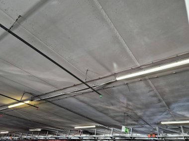 Havaalanının otoparkında ya da iş yerindeki alışveriş merkezindeki park yerlerinin doldurulması için sinyal cihazı. İşgal sensörü tavanda kırmızı bir ışık yakıyor.