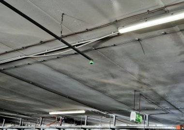 Havaalanının otoparkında ya da iş yerindeki alışveriş merkezindeki park yerlerinin doldurulması için sinyal cihazı. İşgal sensörü tavanda kırmızı bir ışık yakıyor.