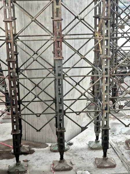 Galvanize çelik toplantısından yapılmış ayarlanabilir bir bina. Yük kapasitesi ve ağırlığı, kötü teknik koşullarda karakol inşaatını destekliyor. Köprü hasar görme riski var. Beton yataklarda rampa döşeme