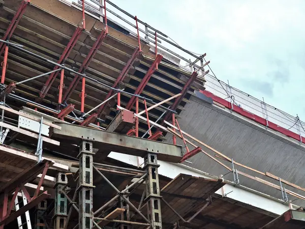 İnşaat alanındaki iskeleler ve destekler köprü kemerlerini tutuyor. Temellerdeki metal sütunları vidalayın. Profesyonel şirketler yıllarca garanti veriyor.