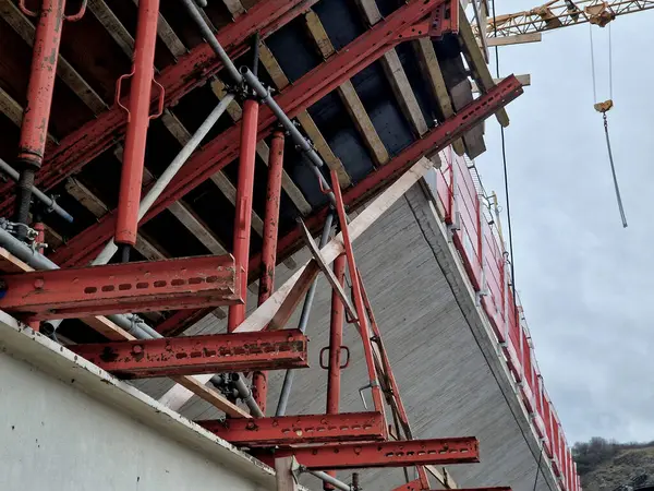 Galvanize çelik toplantısından yapılmış ayarlanabilir bir bina. Yük kapasitesi ve ağırlığı, kötü teknik koşullarda karakol inşaatını destekliyor. Köprü hasar görme riski var. Beton yataklarda rampa döşeme