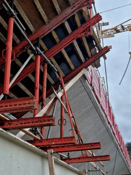 Galvanize çelik toplantısından yapılmış ayarlanabilir bir bina. Yük kapasitesi ve ağırlığı, kötü teknik koşullarda karakol inşaatını destekliyor. Köprü hasar görme riski var. Beton yataklarda rampa döşeme