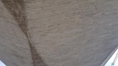 İnşaat alanındaki iskeleler ve destekler köprü kemerlerini tutuyor. Temellerdeki metal sütunları vidalayın. Profesyonel şirketler yıllarca garanti veriyor.