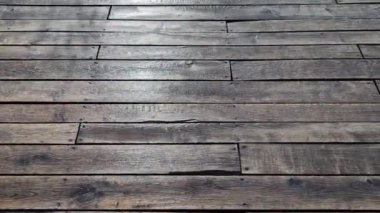 Terasın yağlı boyayla doldurulması. Boyamadan önce ve uygulamadan sonra renk değişir. Tahtaların parlak ve parlak bir yapısı var ve tahtanın yapısı vurgulanıyor. hava koruması