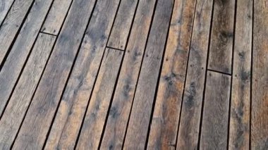 Terasın yağlı boyayla doldurulması. Boyamadan önce ve uygulamadan sonra renk değişir. Tahtaların parlak ve parlak bir yapısı var ve tahtanın yapısı vurgulanıyor. hava koruması