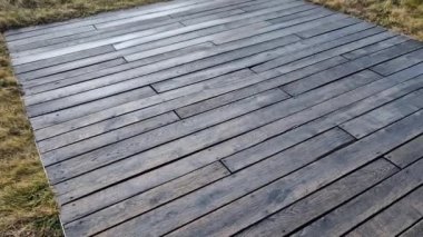 Terasın yağlı boyayla doldurulması. Boyamadan önce ve uygulamadan sonra renk değişir. Tahtaların parlak ve parlak bir yapısı var ve tahtanın yapısı vurgulanıyor. hava koruması