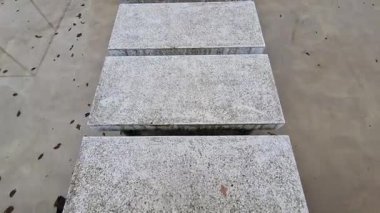 Metal destekli su birikintilerindeki taş geçitler donmuş suyun üzerindeki taş levhaları havaya kaldırıyor. Bir gölet resmi veya Japon bahçesindeki bahçe yolu. dikdörtgen mermer levhalar, cilalanmış